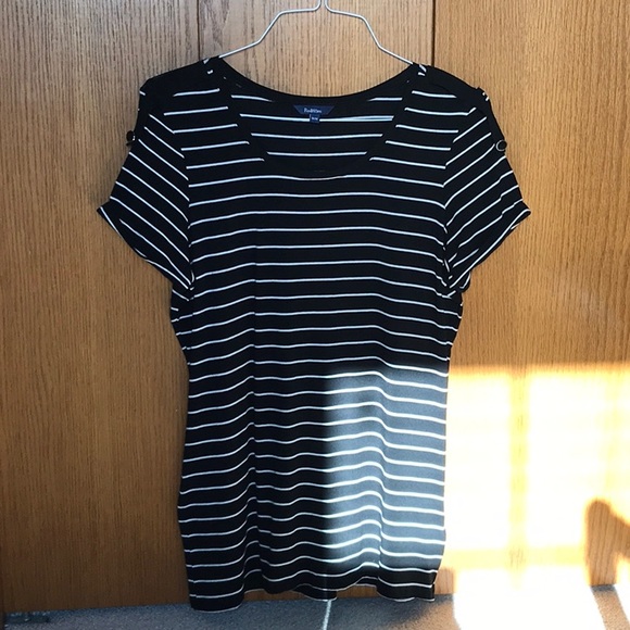 Ladies casual t-shirt. Size medium. - Picture 1 of 4